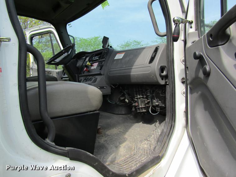 image for item DD8435 2007 Freightliner M2 106 bucket truck