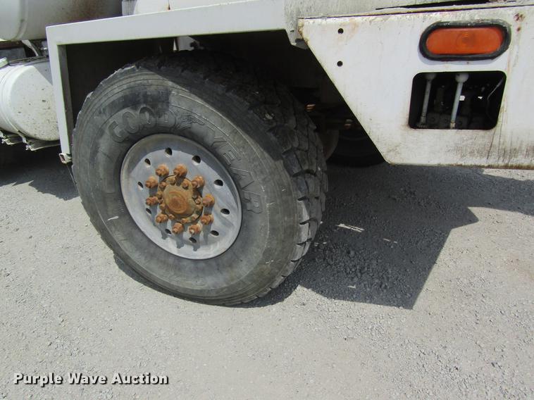 image for item DD8436 1999 Oshkosh S2146 ready mix truck