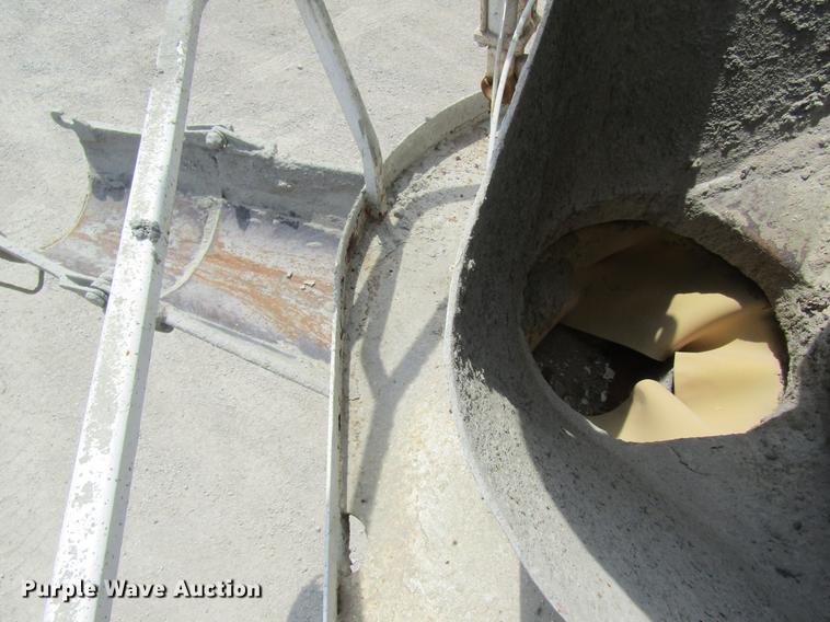 image for item DD8436 1999 Oshkosh S2146 ready mix truck