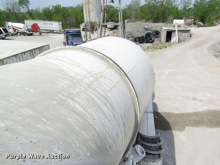 image for item DD8436 1999 Oshkosh S2146 ready mix truck