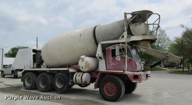 image for item DD8437 1999 Oshkosh S2146 ready mix truck