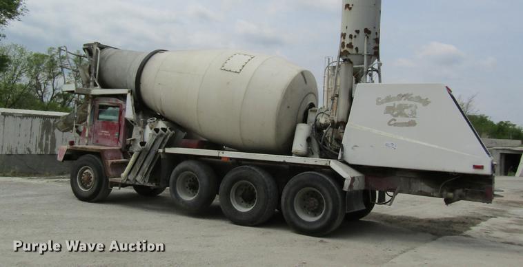image for item DD8437 1999 Oshkosh S2146 ready mix truck