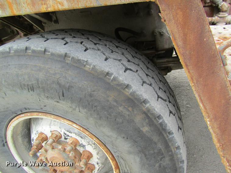 image for item DD8437 1999 Oshkosh S2146 ready mix truck