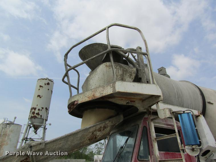 image for item DD8437 1999 Oshkosh S2146 ready mix truck