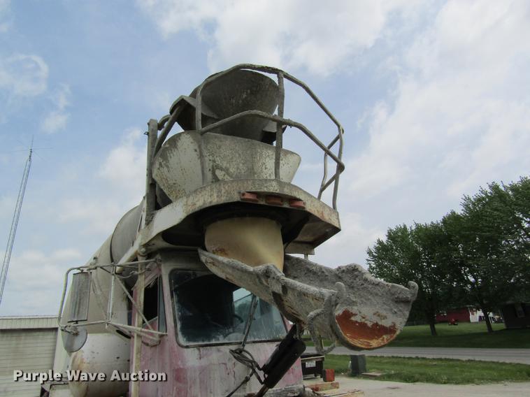 image for item DD8437 1999 Oshkosh S2146 ready mix truck