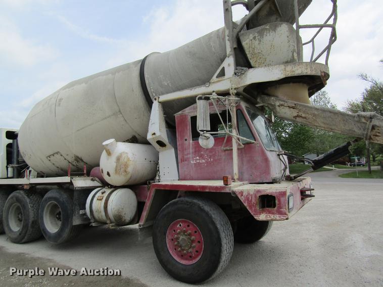 image for item DD8437 1999 Oshkosh S2146 ready mix truck