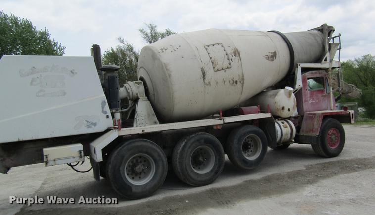 image for item DD8437 1999 Oshkosh S2146 ready mix truck