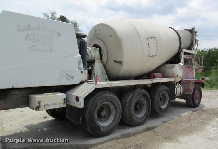 image for item DD8437 1999 Oshkosh S2146 ready mix truck