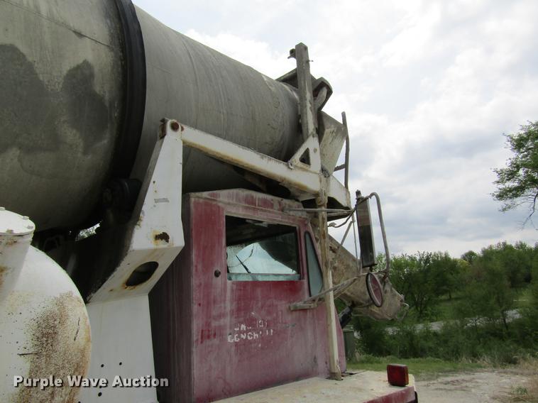 image for item DD8437 1999 Oshkosh S2146 ready mix truck