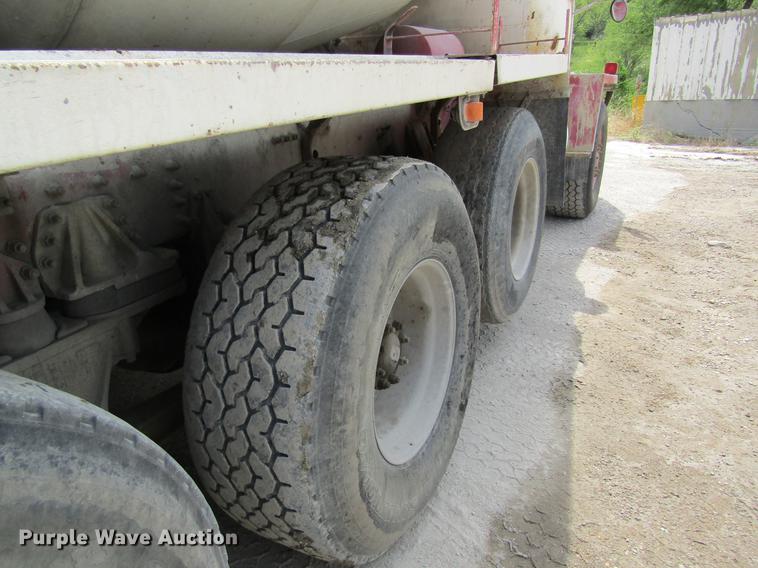 image for item DD8437 1999 Oshkosh S2146 ready mix truck