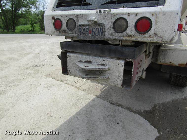 image for item DD8437 1999 Oshkosh S2146 ready mix truck