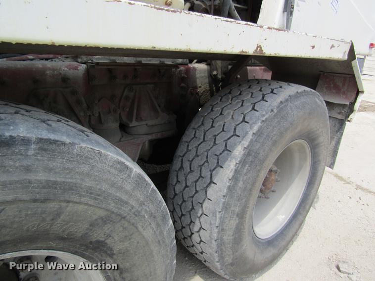 image for item DD8437 1999 Oshkosh S2146 ready mix truck