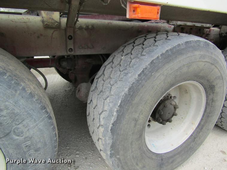 image for item DD8437 1999 Oshkosh S2146 ready mix truck