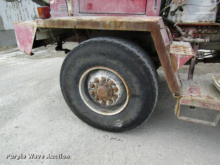 image for item DD8437 1999 Oshkosh S2146 ready mix truck