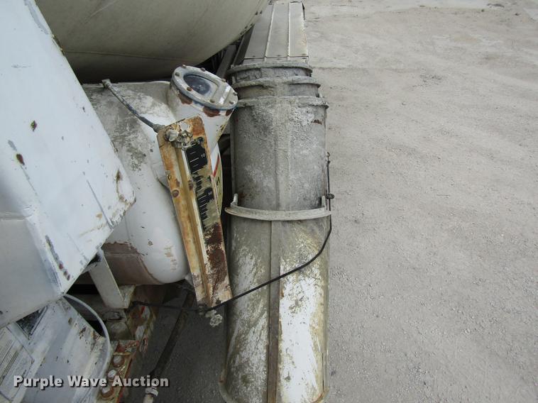 image for item DD8437 1999 Oshkosh S2146 ready mix truck