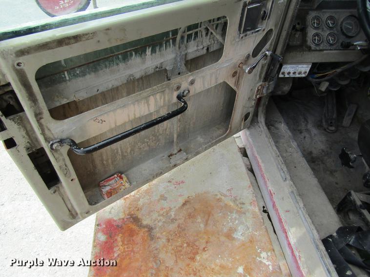 image for item DD8437 1999 Oshkosh S2146 ready mix truck