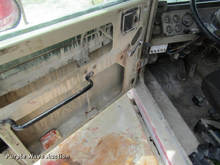 image for item DD8437 1999 Oshkosh S2146 ready mix truck