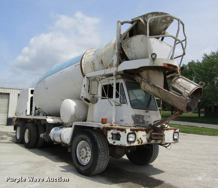 image for item DD8438 1999 Oshkosh S2146 ready mix truck