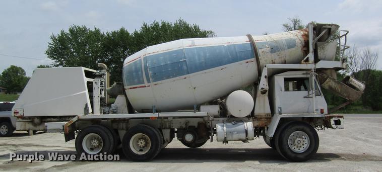 image for item DD8438 1999 Oshkosh S2146 ready mix truck