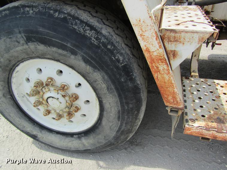 image for item DD8438 1999 Oshkosh S2146 ready mix truck