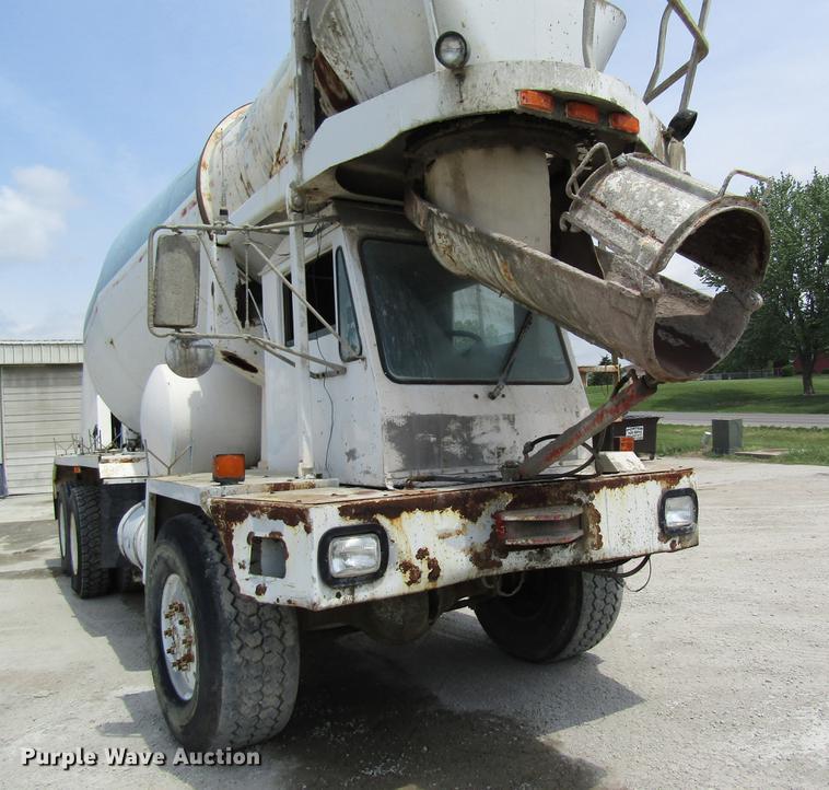 image for item DD8438 1999 Oshkosh S2146 ready mix truck