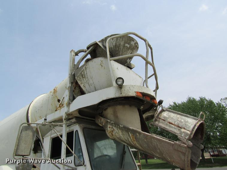 image for item DD8438 1999 Oshkosh S2146 ready mix truck