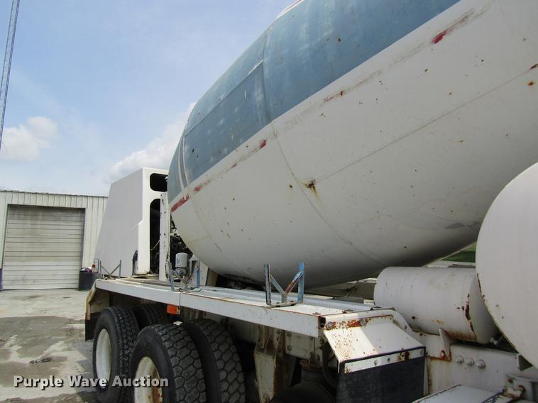 image for item DD8438 1999 Oshkosh S2146 ready mix truck