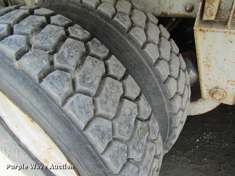 image for item DD8438 1999 Oshkosh S2146 ready mix truck