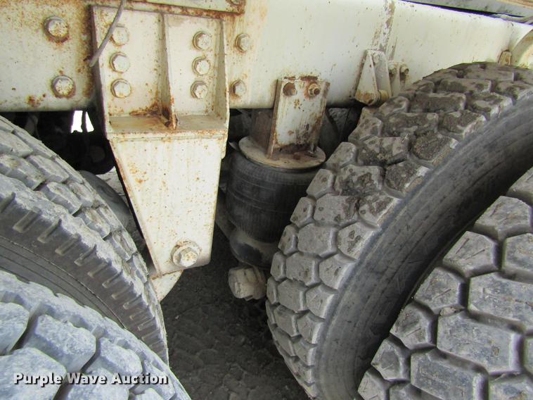 image for item DD8438 1999 Oshkosh S2146 ready mix truck