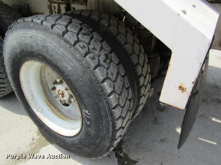 image for item DD8438 1999 Oshkosh S2146 ready mix truck