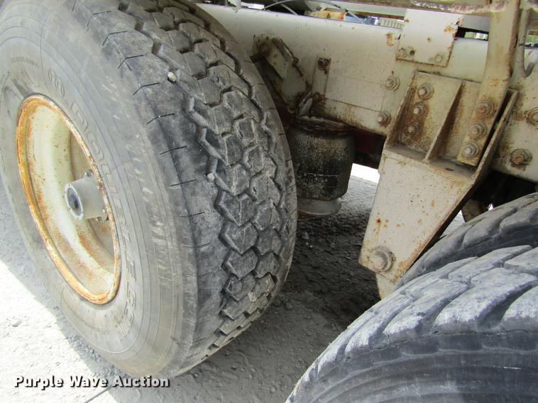 image for item DD8438 1999 Oshkosh S2146 ready mix truck