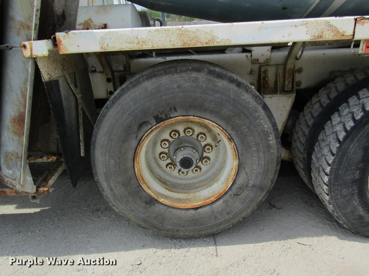 image for item DD8438 1999 Oshkosh S2146 ready mix truck