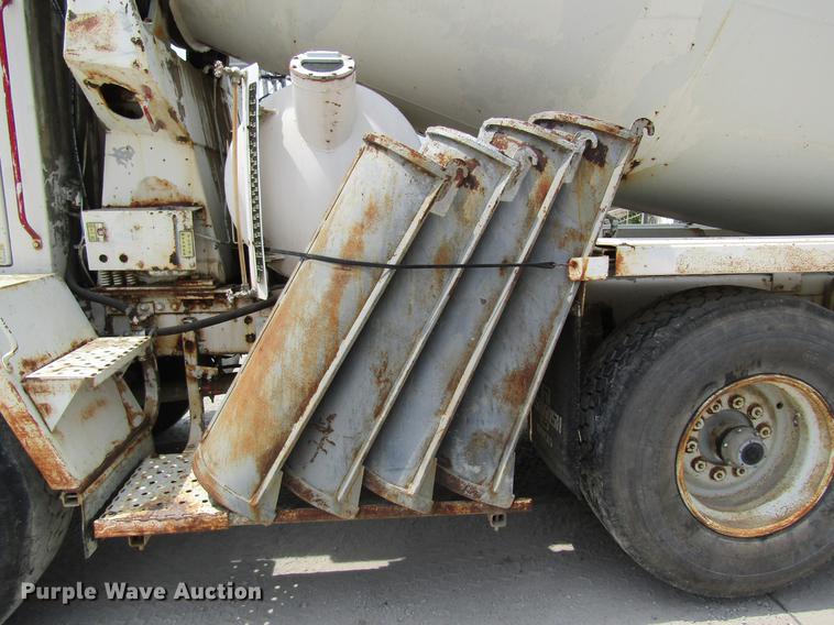 image for item DD8438 1999 Oshkosh S2146 ready mix truck