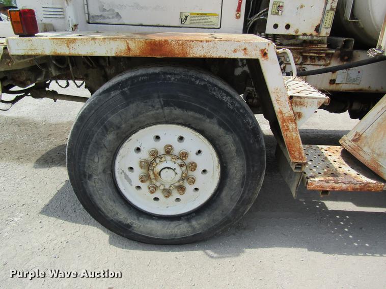 image for item DD8438 1999 Oshkosh S2146 ready mix truck