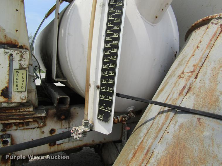 image for item DD8438 1999 Oshkosh S2146 ready mix truck