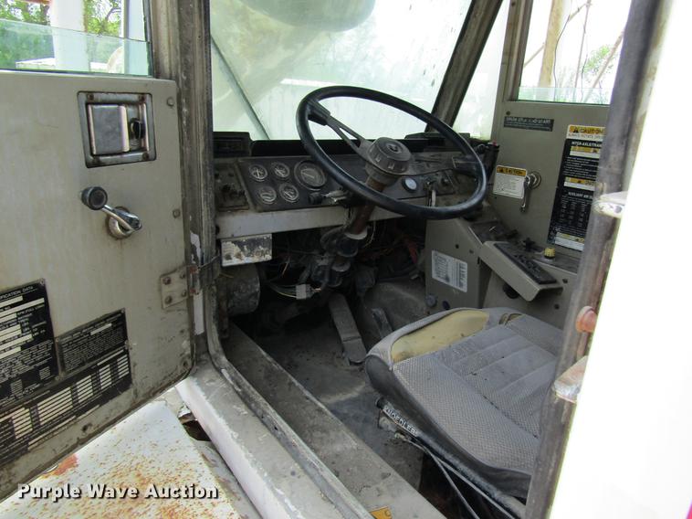 image for item DD8438 1999 Oshkosh S2146 ready mix truck