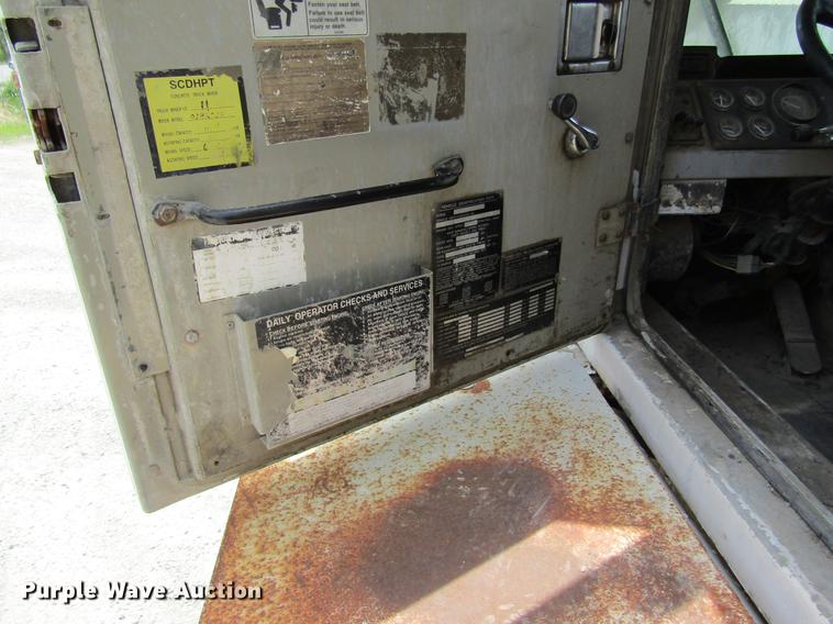 image for item DD8438 1999 Oshkosh S2146 ready mix truck