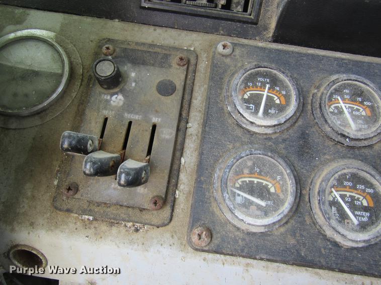 image for item DD8438 1999 Oshkosh S2146 ready mix truck