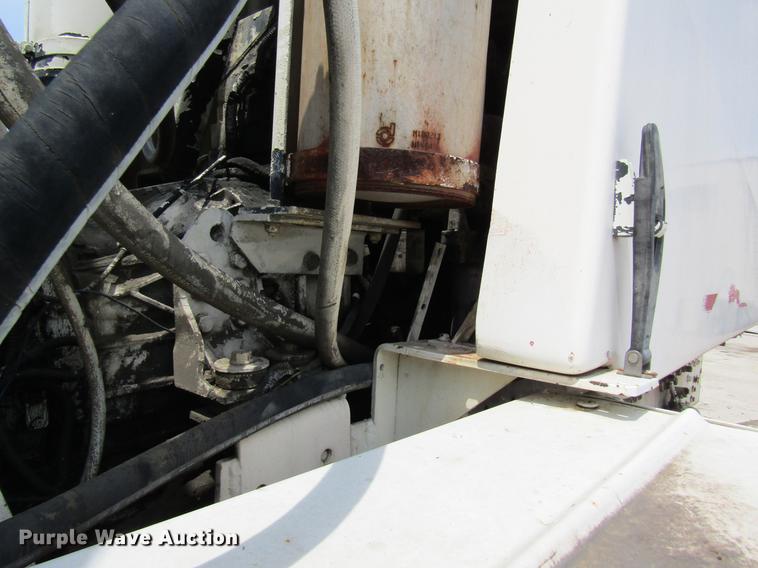 image for item DD8438 1999 Oshkosh S2146 ready mix truck