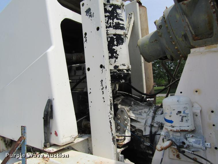 image for item DD8438 1999 Oshkosh S2146 ready mix truck