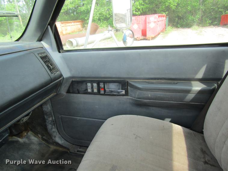 image for item DD8450 1996 GMC TopKick service truck with crane