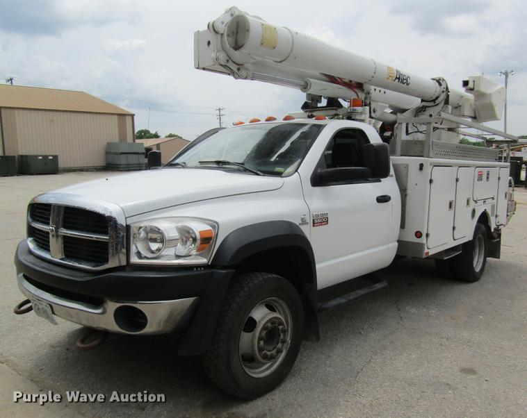 image for item DD8452 2008 Dodge Ram 5500 bucket truck