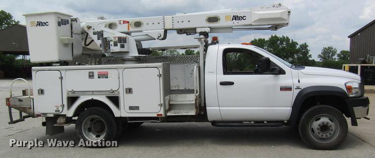 image for item DD8452 2008 Dodge Ram 5500 bucket truck