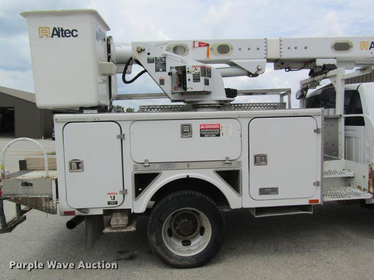 image for item DD8452 2008 Dodge Ram 5500 bucket truck