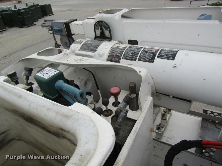 image for item DD8452 2008 Dodge Ram 5500 bucket truck