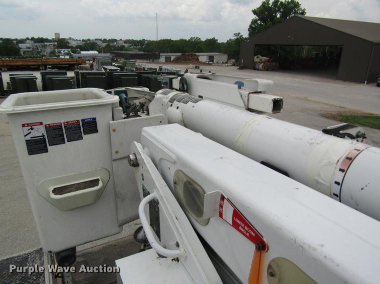 image for item DD8452 2008 Dodge Ram 5500 bucket truck