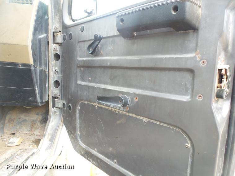 image for item DE3656 1993 International 4900 dump truck