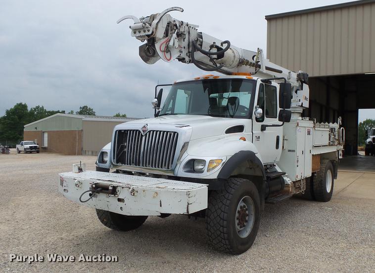 image for item DE3659 2005 International 7400 digger derrick truck