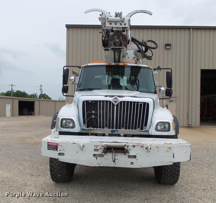 image for item DE3659 2005 International 7400 digger derrick truck