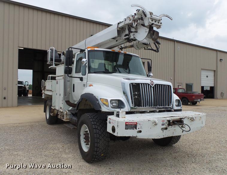 image for item DE3659 2005 International 7400 digger derrick truck
